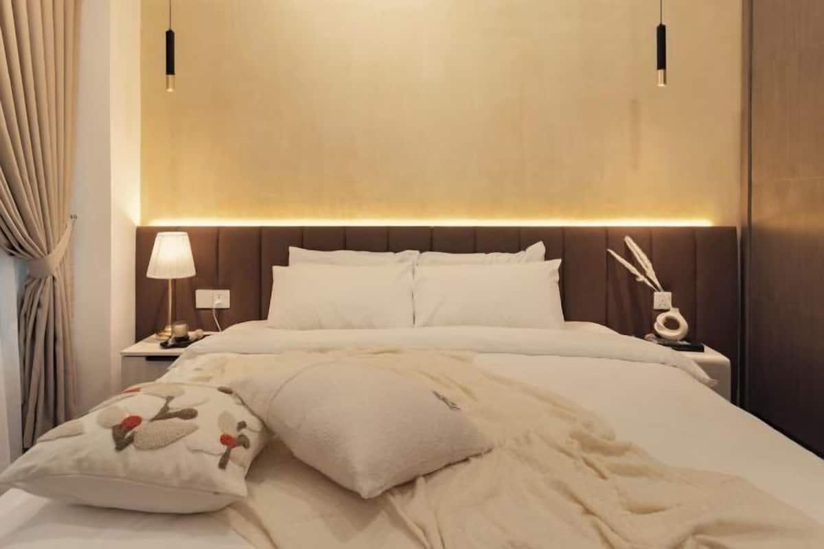 Laptop workspace, iron/ironing board, free WiFi, bed sheets