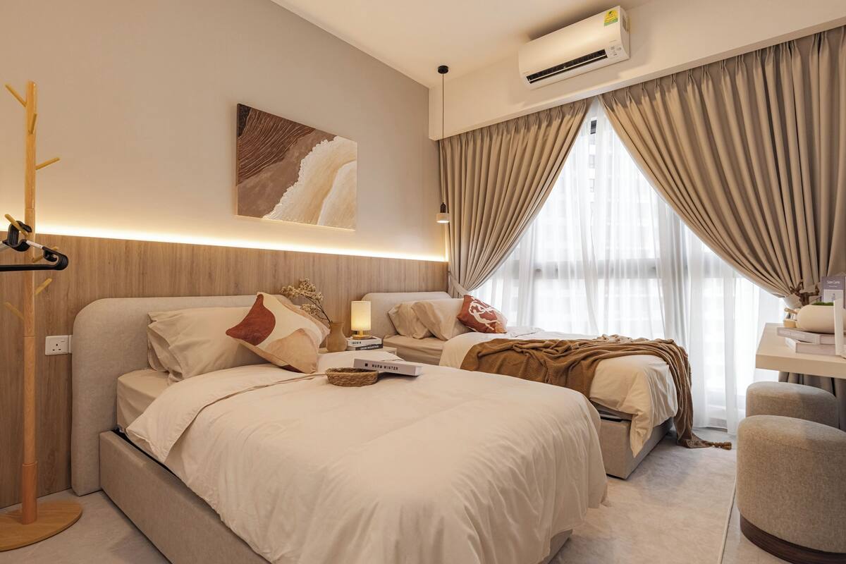 Una habitación de hotel moderna con una cama grande, mesitas de noche, un escritorio y un ventanal con cortinas.