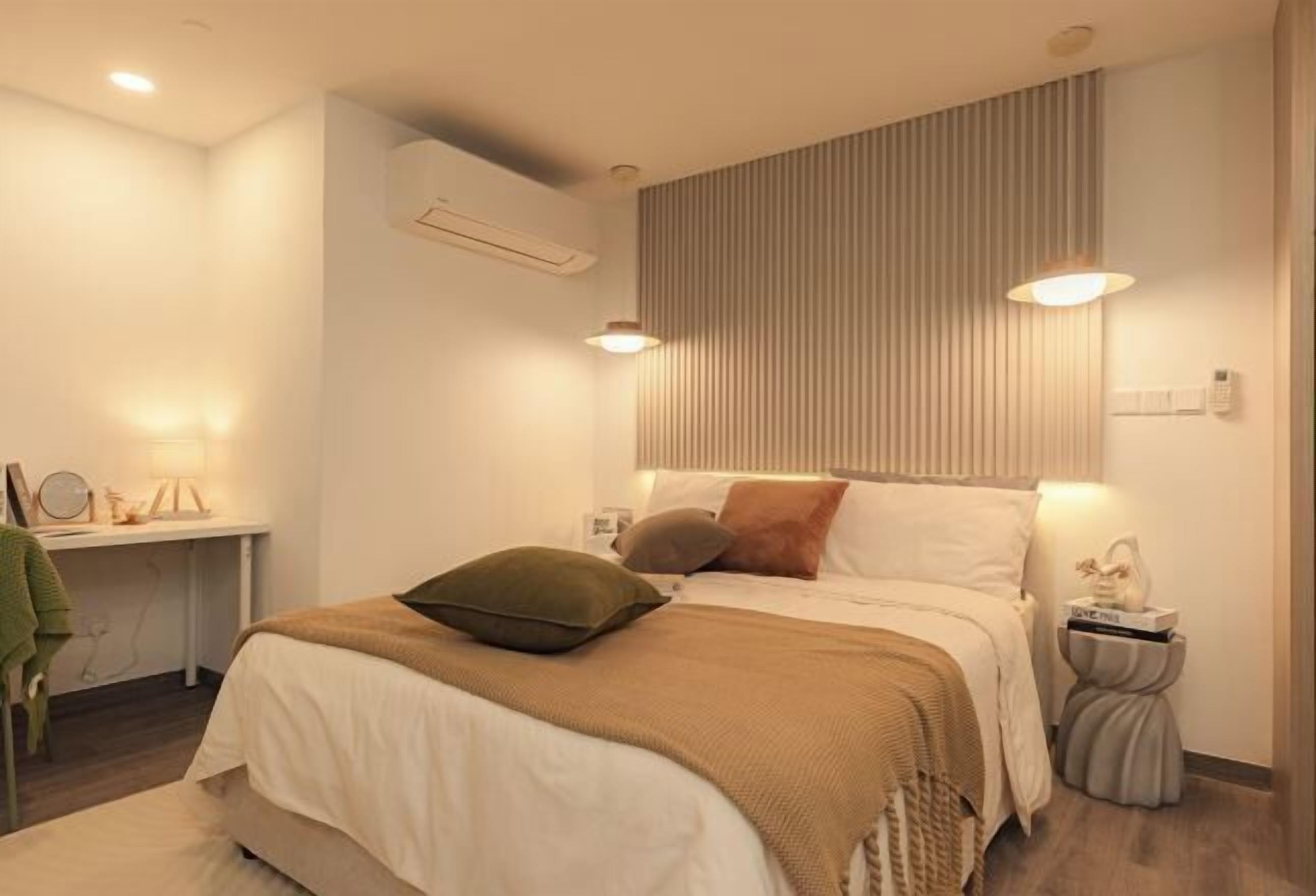 Espacio para trabajar con un portátil y tabla de planchar con plancha