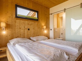 4 habitaciones, muebles diferentes y ropa de cama 