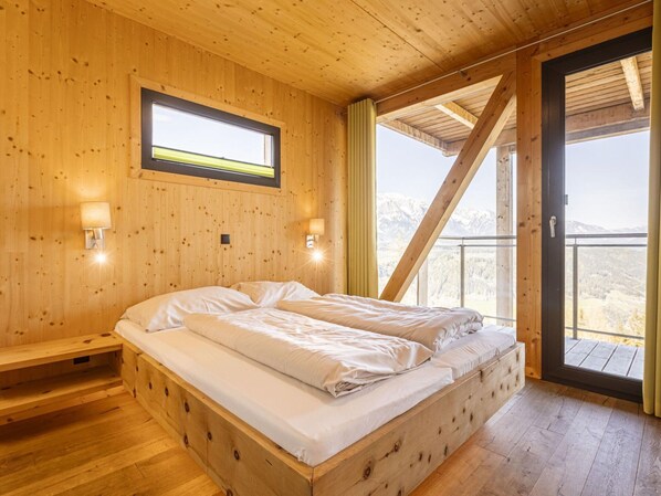 4 habitaciones, muebles diferentes y ropa de cama 