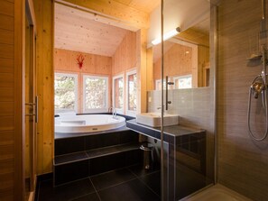 Chalet | Bathroom | Bathtub