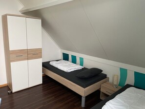 House | 3 bedrooms, individually furnished - Lovely Bungalow With Garden (Breskens)
