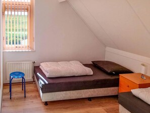 House | 3 bedrooms, individually furnished - Bungalow in Breskens Near Waterfront Beach (Breskens)