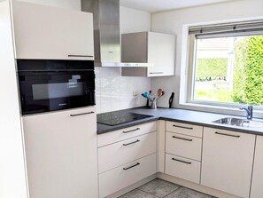 House | Private kitchen | Electric kettle, toaster - Bungalow in Breskens Near Waterfront Beach (Breskens)