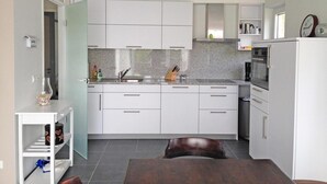 House | Private kitchen | Electric kettle - Bungalow in Breskens With Private Jetty (Breskens)
