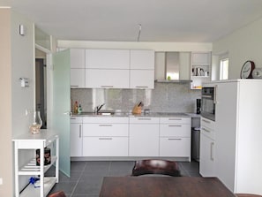 House | Private kitchen | Electric kettle - Bungalow in Breskens With Private Jetty (Breskens)