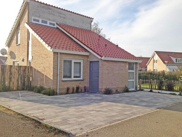 Exterior - Bungalow in Breskens With Private Jetty (Breskens)