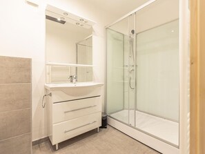Apartment | Bathroom - Styria Apartment Near Hiking Trails (Eisenerz)