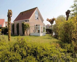 Property grounds - Bungalow in Breskens Near the Beach (Breskens)
