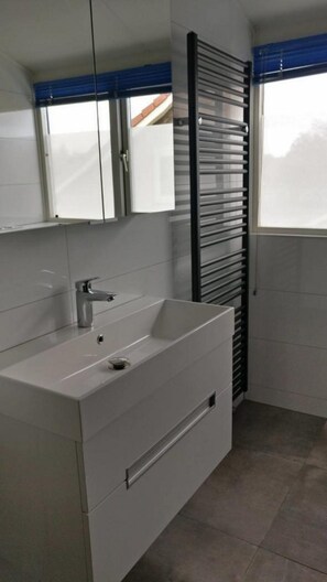 House | Bathroom - Bungalow in Breskens Near the Beach (Breskens)