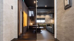 Un intérieur moderne avec un plancher en bois, un canapé et une plante décorative.