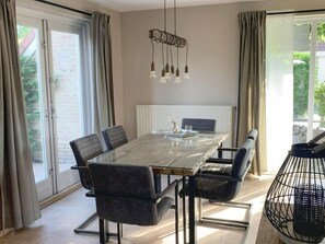 House | Dining - Spacious Stay Near the Sea (Breskens)