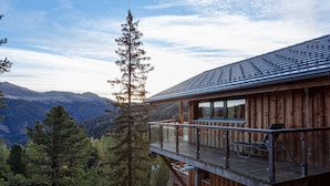 A wooden cabin with a balcony overlooking a mountainous landscape. - Lavish Chalet With Finnish Sauna (Stadl-Predlitz)