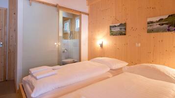 Chalet | 4 bedrooms, individually furnished, bed sheets