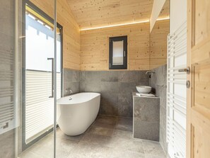 Chalet | Bathroom | Bathtub - Superior Chalet Withsauna & Hottub (Stadl-Predlitz)
