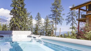 A hot tub with a clear view of the surrounding mountains and trees. - Nice Chalet With Finnish Sauna (Schladming)