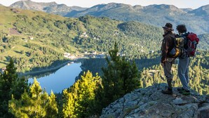 A mountainous landscape with a lake and a small settlement in the valley. - Chalet in Turracherhohe With Sauna & Ski Access (Stadl-Predlitz)