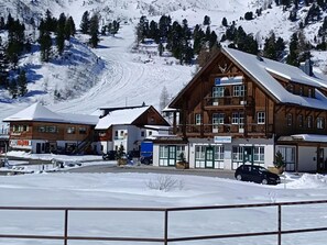 A ski resort with a reception building, a ski lift, and a mountain backdrop. - Apartment Only 200 m From ski Station (Stadl-Predlitz)