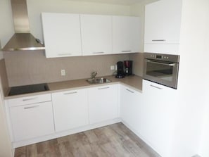 House | Private kitchen | Electric kettle, toaster - Family-friendly Holiday Home (Breskens)