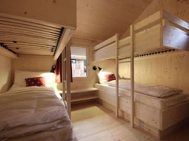 4 habitaciones, muebles diferentes y ropa de cama 