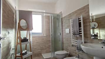 Doccia, asciugacapelli, bidet, asciugamani