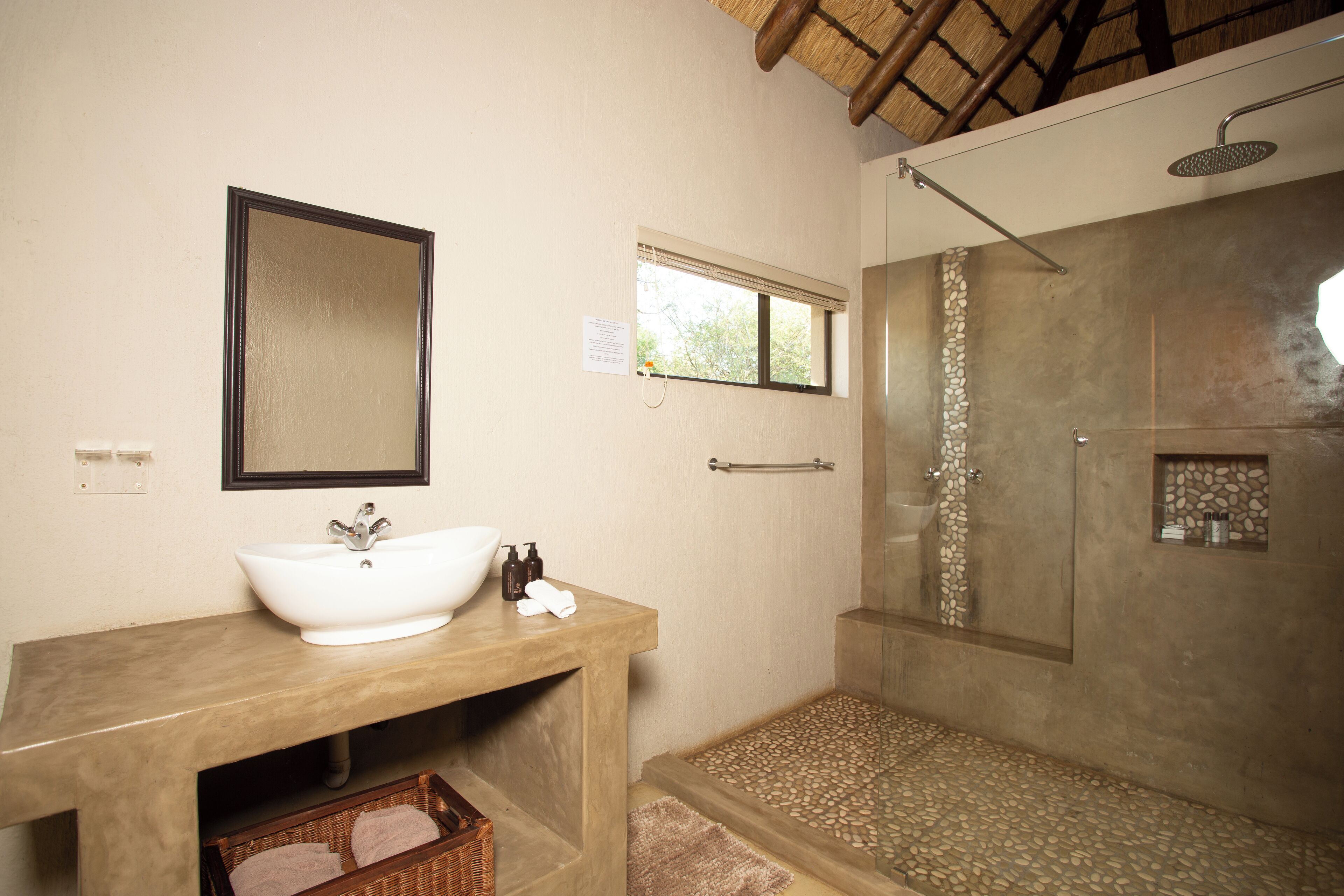 Luxury-Doppelzimmer, Terrasse, Poolblick | Badezimmer | Handtücher, Seife, Shampoo, Toilettenpapier
