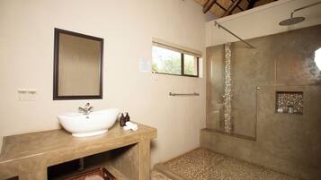Luxury-Doppelzimmer, Terrasse, Poolblick | Badezimmer | Handtücher, Seife, Shampoo, Toilettenpapier