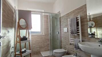 Dusche, umweltfreundliche Kosmetikartikel, Haartrockner, Bidet