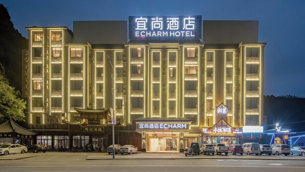 Um hotel com uma placa indicando "Echarm Hotel" e estilo arquitetônico tradicional.