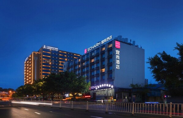 A hotel with multiple floors, illuminated signage, and a modern architectural design. - yishangjiudiannanningqingxiushandian (Nanning)