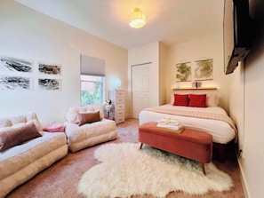 2 bedrooms, iron/ironing board, travel cot, WiFi