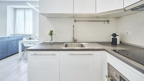 Kaffetrakter/tekoker, kjøleskap, mikrobølgeovn og kokeplater