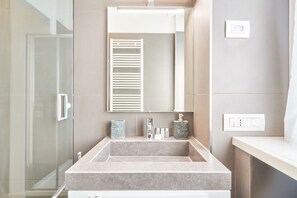 تجهيزات دش، مجففات شعر، مراحيض شطف، مناشف