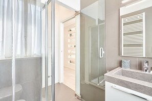 Bruser, hårtørrer, bidet, håndklæder