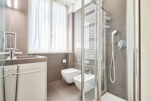 Regadera, secadora de cabello, bidet, toallas