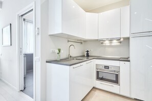 Fridge, microwave, stovetop, dishwasher