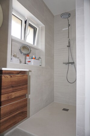 Shower, hair dryer, towels, soap - HOUSE - EXCEPTIONAL VIEW OF THE PORT-NAVALO RADE - Direct access to the sea (Arzon)