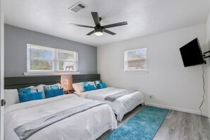 4 Schlafzimmer, Zimmersafe, Schreibtisch, Bügeleisen/Bügelbrett