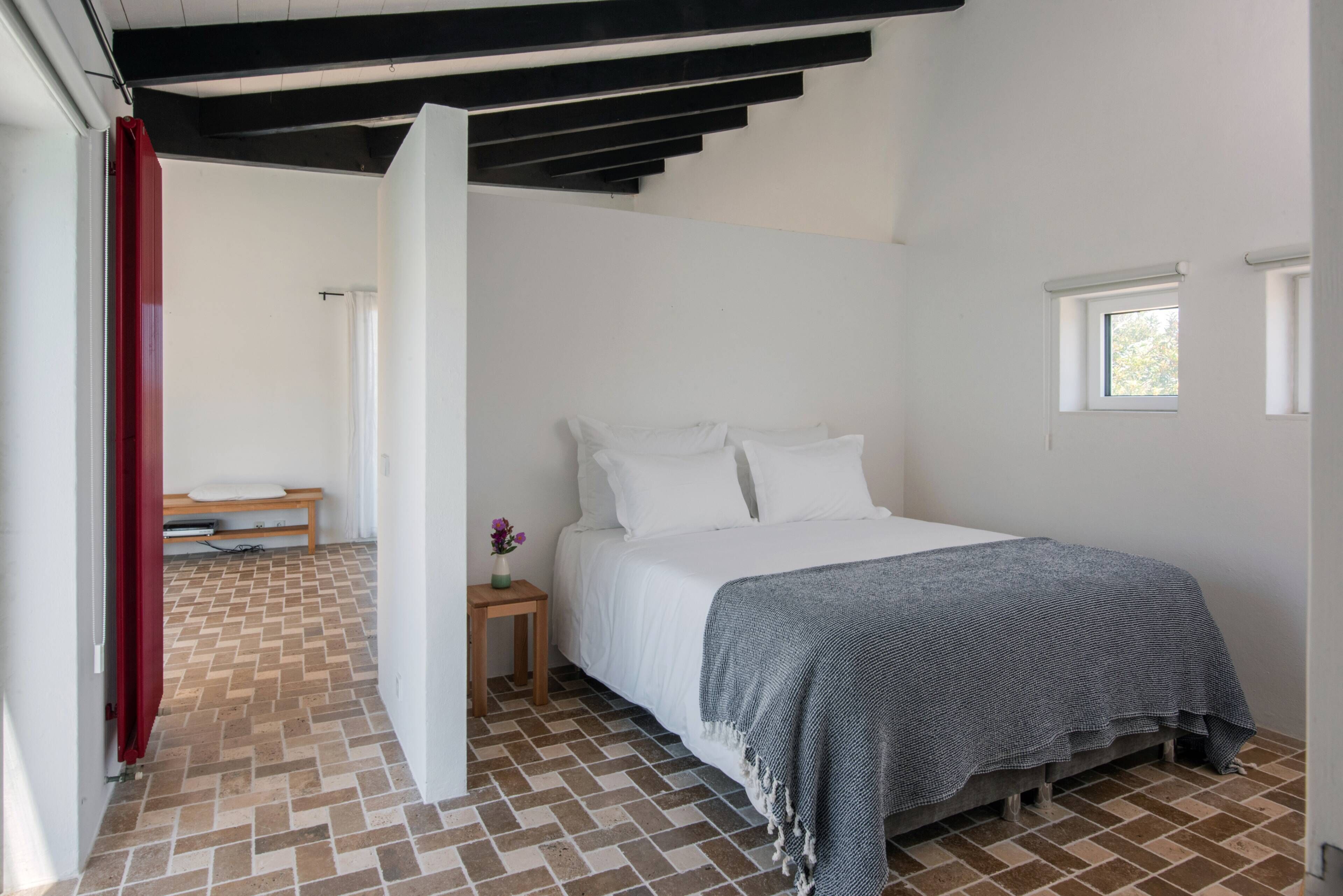 3 habitaciones, tabla de planchar con plancha, internet y ropa de cama 