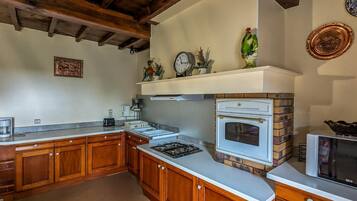 Réfrigérateur, micro-ondes, lave-vaisselle, chaise haute