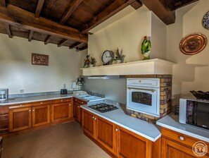 Réfrigérateur, micro-ondes, lave-vaisselle, chaise haute