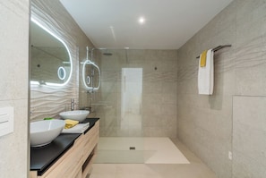 Dusche, Haartrockner, Bidet, Handtücher