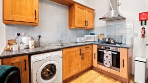 Private kitchen - 3 Bed Flat - Sleeps 7 - Parking - Wifi (Birmingham)