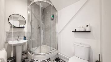 Apartment | Bathroom | Combined shower/bathtub, deep-soaking bathtub, hair dryer, towels