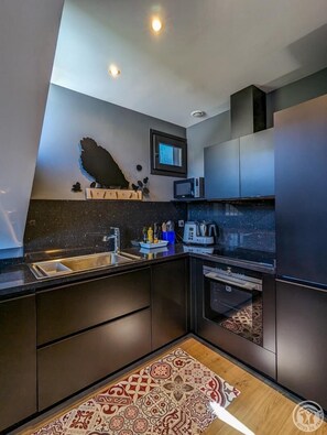 Kühlschrank, Mikrowelle, Geschirrspüler, Hochstuhl