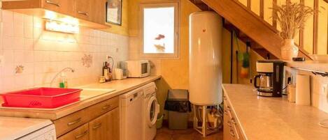 Kjøleskap, mikrobølgeovn, oppvaskmaskin og høy barnestol