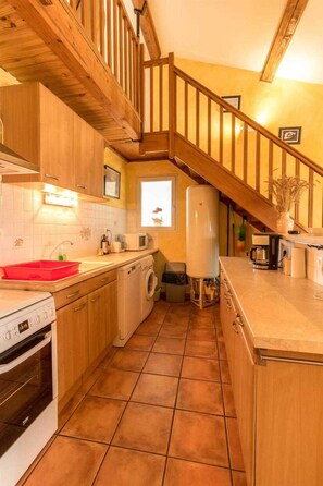 Kühlschrank, Mikrowelle, Geschirrspüler, Hochstuhl