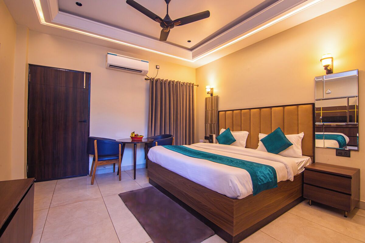 高級客房 | 客房內保險箱、書桌、筆電工作空間、隔音