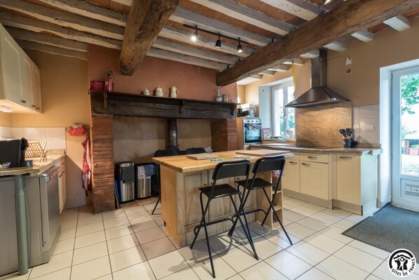 Kühlschrank, Mikrowelle, Geschirrspüler, Hochstuhl